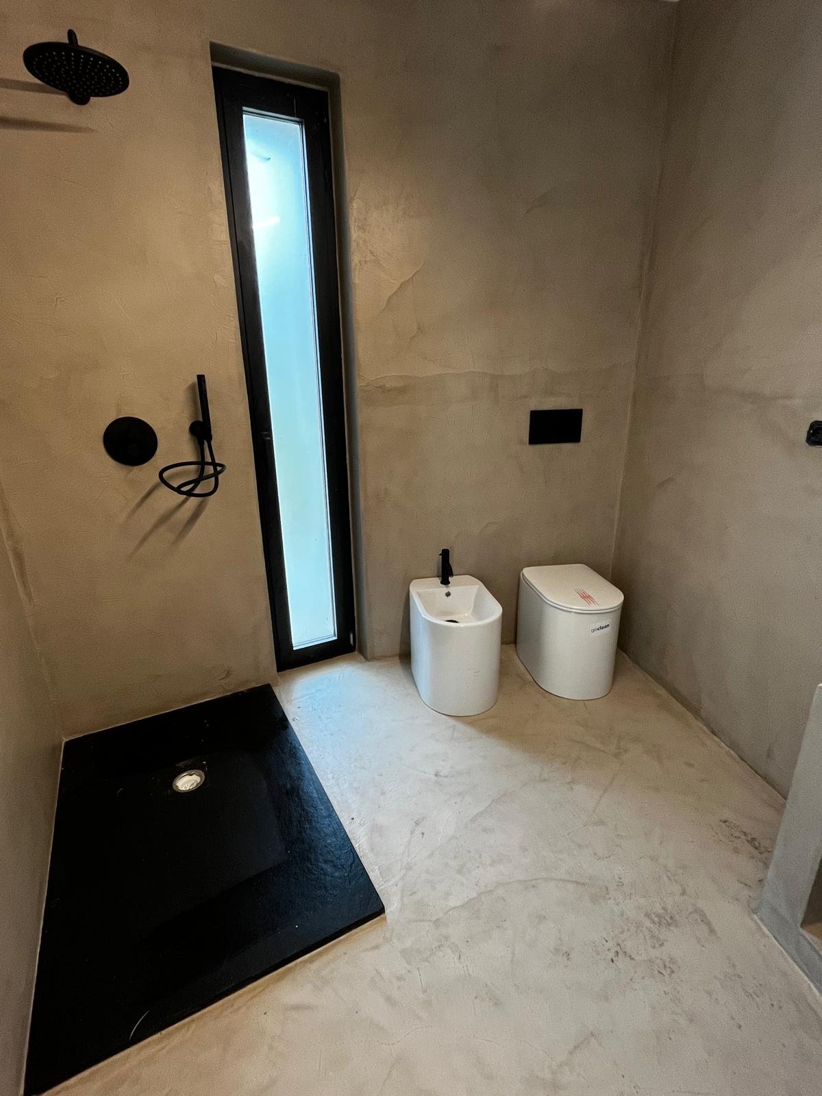 Bagno in calce lucidata a Casa Andrea — finitura naturale, villa eco Puglia