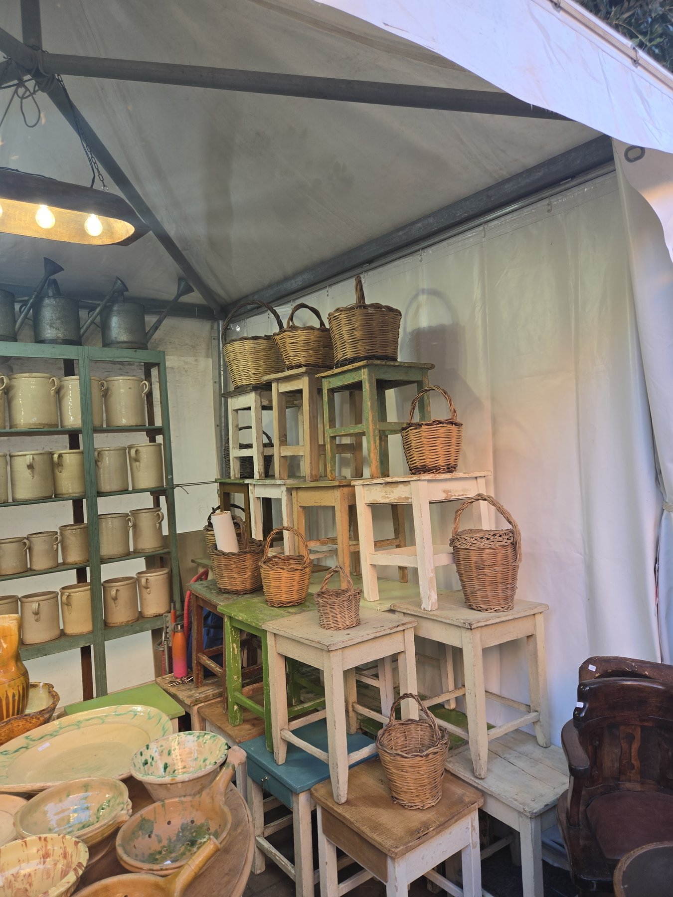 Matinée brocante pugliese, objets vintage chinés pour les invités de Casa Andrea près d'Ostuni.