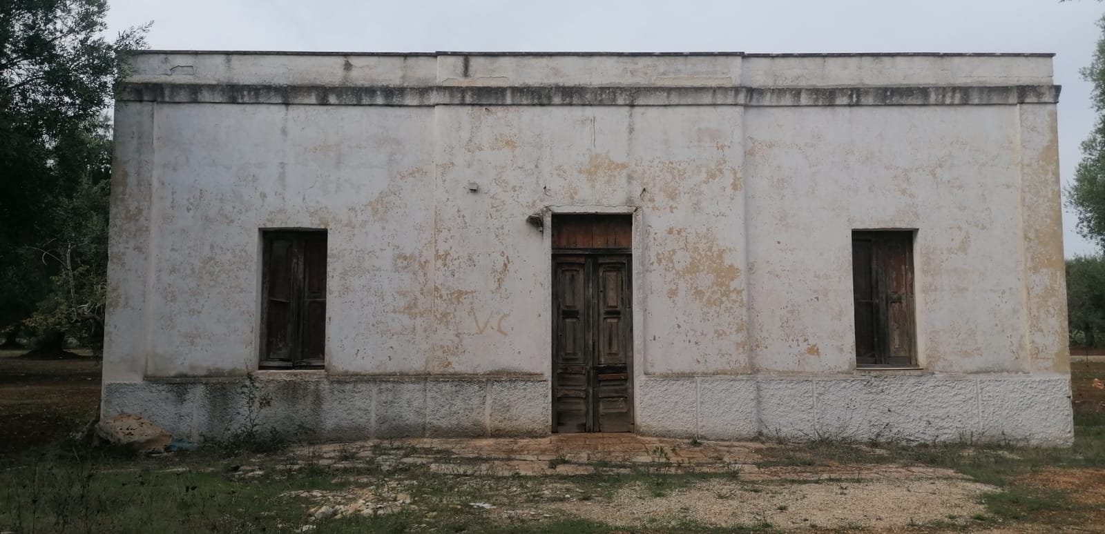 Casa Andrea le jour de l'acquisition — le casale d'origine de soixante mètres carrés de l'époque du Regno di Napoli, sa façade chaulée patinée, sa porte en bois et ses volets d'origine, octobre 2022.